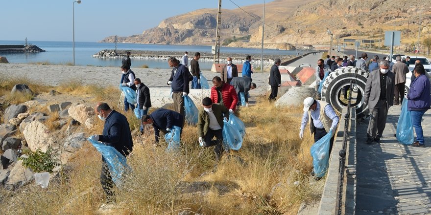 Adilcevaz’da Van Gölü Sahili Temizlendi