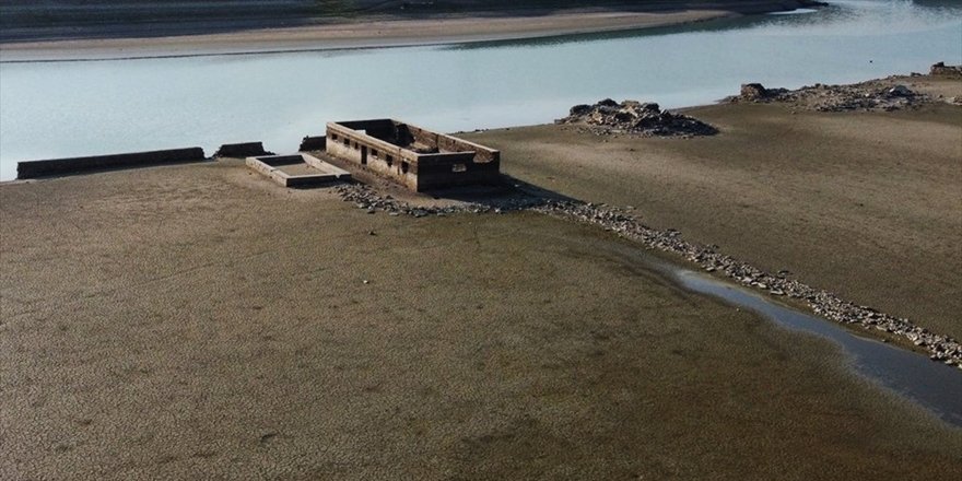 Van Gölü Çekilince Urartular Dönemine Ait Liman Kalıntıları Ortaya Çıktı