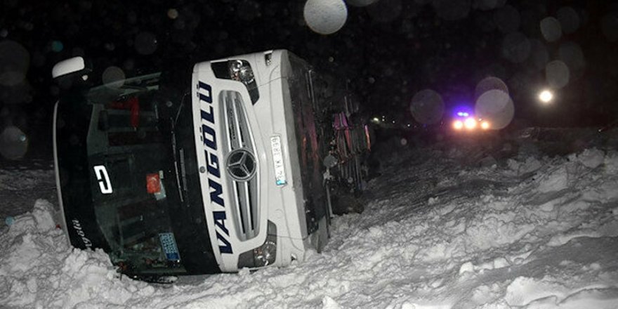 Kar ve Tipinin Etkili Olduğu Bitlis'te Yolcu Otobüsü ve TIR Devrildi