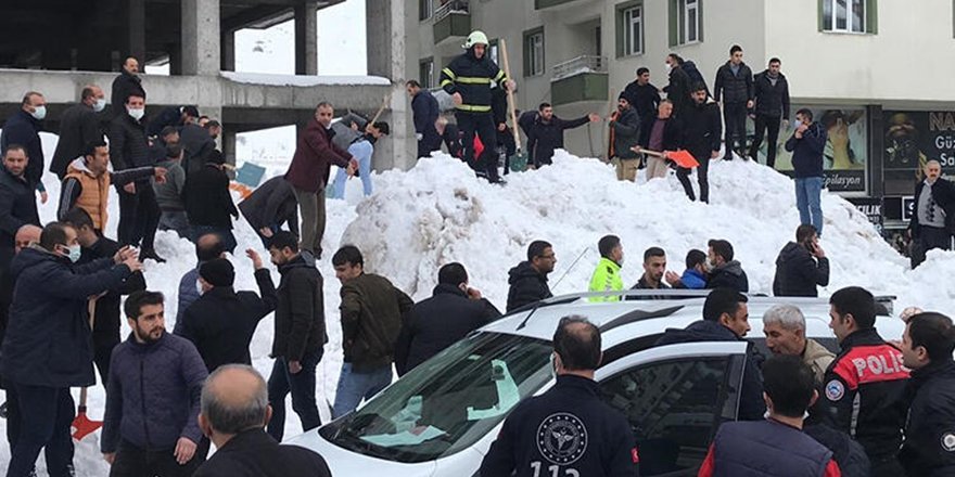 Bitlis'te Feci Olay! Kar Kütlesinin Altında Kaldılar