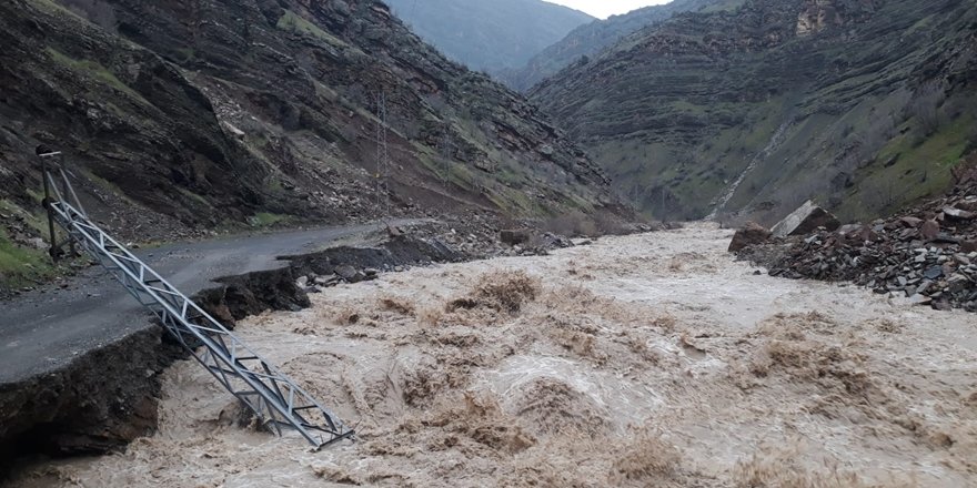 Şiddetli Fırtına Elektrik Hatlarına Zarar Verdi