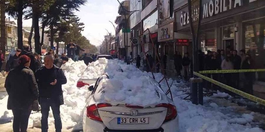 Çatıdan Düşen Kar Kütlesi 4 Aracı Kullanılamaz Hale Getirdi