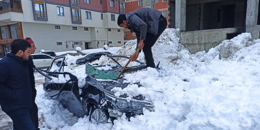 Çatıdan Düşen Kar Kütlesi Otomobili Kullanılamaz Hale Getirdi
