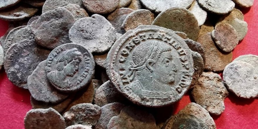 Adilcevaz'da Durdurulan Otomobilde Roma Dönemine Ait 500 Sikke Ele Geçirildi