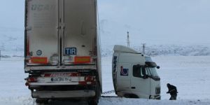 Buzlanan Yolda 3 TIR Kaza Yaptı