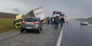 Yağmur Yağdı TIR Yoldan Çıktı; 1 Kişi Yaralandı