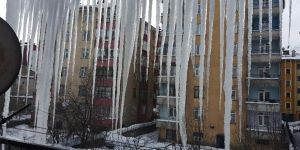 Saçaklarda 3 Metrelik Buz Sarkıtları Oluştu