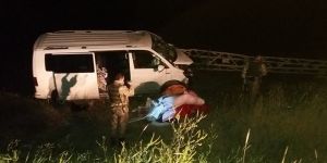 Adilcevaz’da Minibüs Elektrik Direğine Çarptı