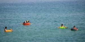 Sıcaktan Bunalanlar Van Gölüne Akın Etti