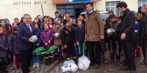 Başkan Necati Gürsoy’dan Köy Okuluna Spor Malzemesi Desteği