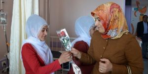 Hastanede Kadınlar Günü Karanfillerle Kutlandı