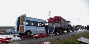 Minibüs Traktörle Çarpıştı; 2 Ölü, 10 Yaralı