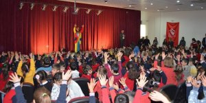 Adilcevaz’da Öğrenciler Tiyatro Gösterisiyle Stres Attı