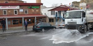 Adilcevaz’da Cadde ve Sokaklar İlaçlı Suyla Yıkandı