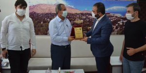 Adilcevaz GKY TÜRŞAD Voleybol Takımından Başkan Gürsoy’a Plaket