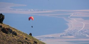 Süphan Dağı Eteklerinde Van Gölü Manzaralı Yamaç Paraşütü