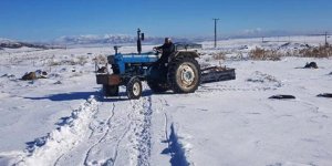 Kar Nedeniyle Atölyesine Gidemedi, Küreme Aracı Yaptı