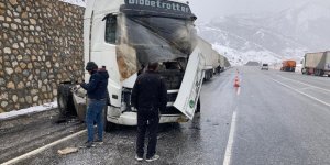 Virajı Alamayan TIR İstinat Duvarına Çarptı