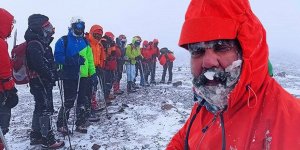 Süphan Dağı'na Zirve Tırmanışında Tipiye Yakalanan Dağcılar, Buz Adama Döndü