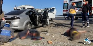 Düzensiz Göçmenleri Taşıyan Otomobille Jip Çarpıştı: 1 Ölü, 13 Yaralı