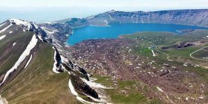 Nemrut Krater Gölü'nde 2 Mevsim Bir Arada Yaşanıyor