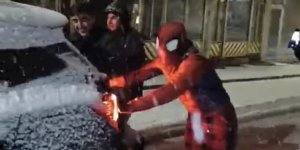 Karda Mahsur Kalan Sürücünün Yardımına Örümcek Adam Yetişti