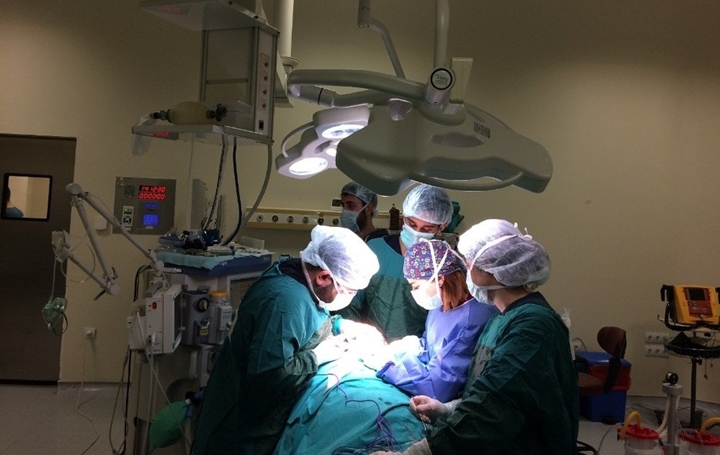 bitlisin-tatvan-devlet-hastanesinde-guatr-ameliyati-olan-bir-hastanin-001.jpg