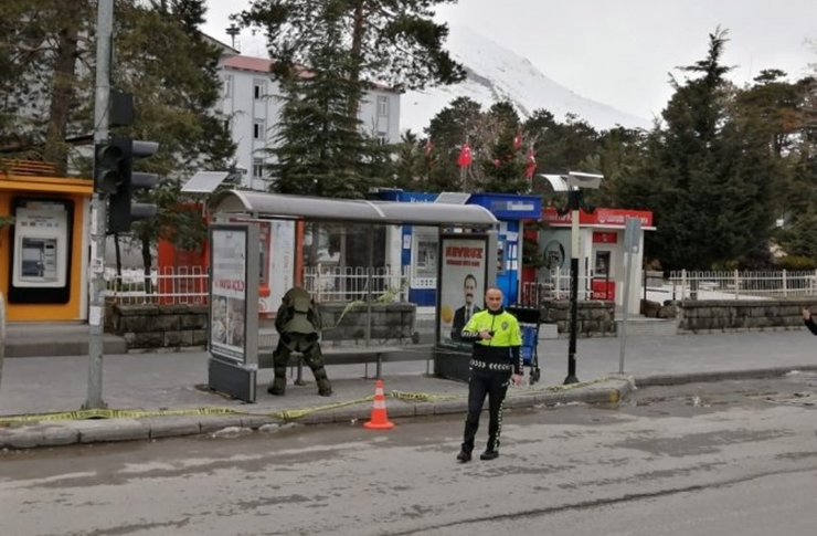 bitlisin-tatvan-ilcesinde-sehir-ici-minibus-duragina-birakilan.jpg