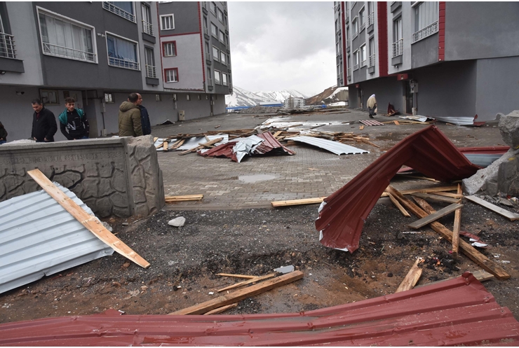 bitliste-firtina-catilar-uctu-elektrik-iletim-hatlari-koptu-7029-dhaphoto1-001.jpg