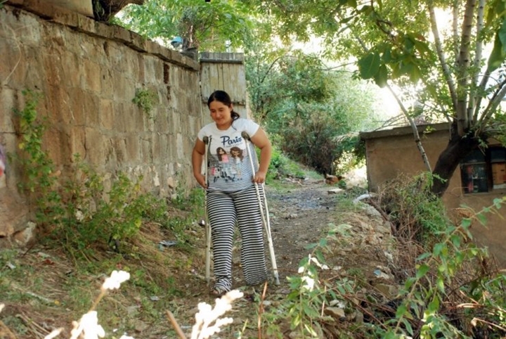 dogustan-bir-bacagi-olmayan-13-yasindaki-ilayda-yol-yapilmazsa-okula-001.jpg