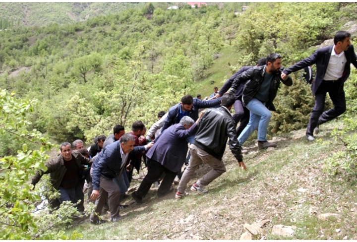 kamyonet-sarampole-yuvarlandi-2-olu-3-yarali-15-10774983_o.jpg