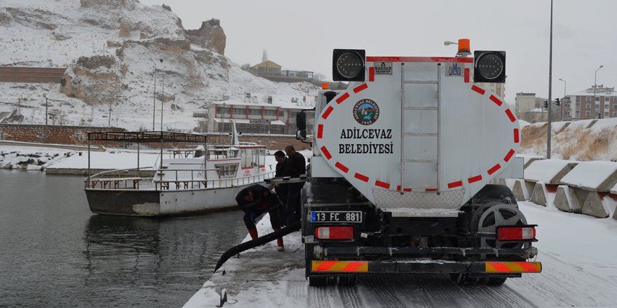 Yollardaki Buzlanma Van Gölü Suyu ile Önlendi