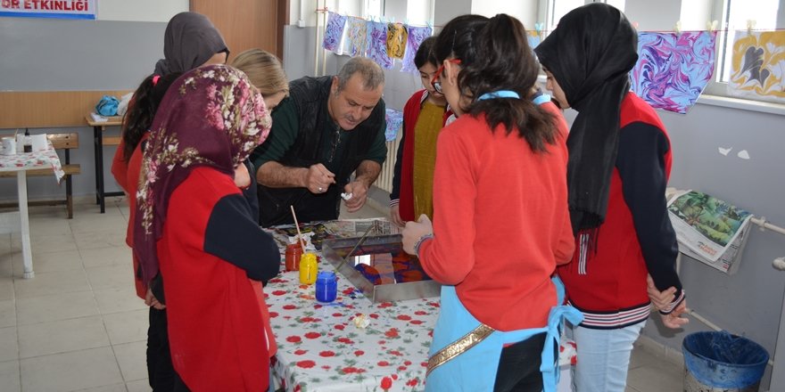 40 Yıl Önce Mezun Olduğu Okulunda Öğrencilere Ebru Sanatını Öğretti