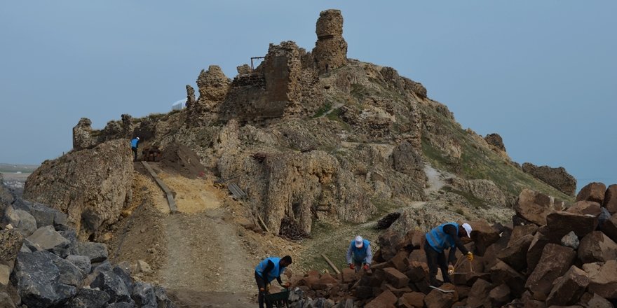 Urartular Dönemine Ait 3 Bin Yıllık Kalede Restorasyon Çalışması